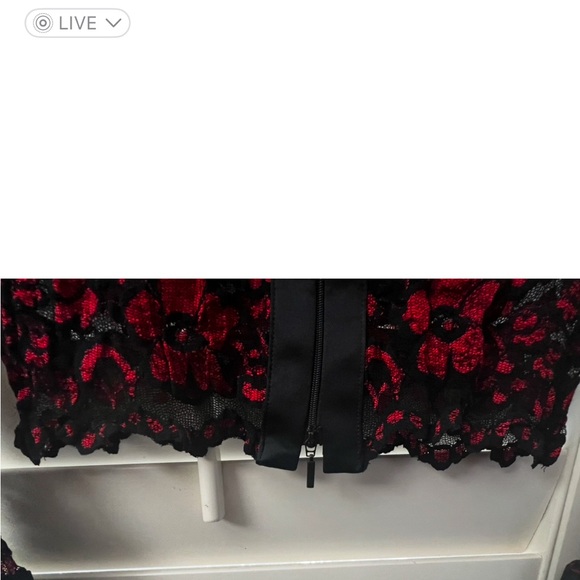 Beautiful sheer lace top with classy features - Picture 6 of 7